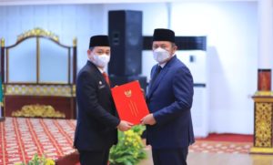 Gubernur Sumsel H. Herman Deru langsung menyerahkan Surat Keputusan  Pelaksana Harian Bupati Muara Enim  kepada Kurniawan AP. MSi di Griya Agung, pada Hari Kamis 11 Mei 2022.(Foto: Humas Pemprov)