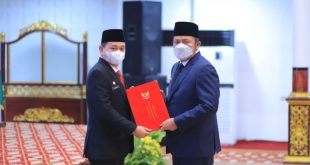 Gubernur Sumsel H. Herman Deru langsung menyerahkan Surat Keputusan  Pelaksana Harian Bupati Muara Enim  kepada Kurniawan AP. MSi di Griya Agung, pada Hari Kamis 11 Mei 2022.(Foto: Humas Pemprov)