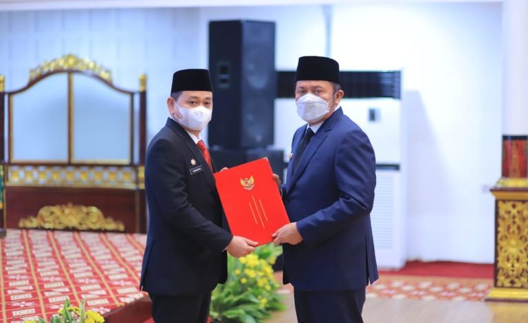 Gubernur Sumsel H. Herman Deru langsung menyerahkan Surat Keputusan  Pelaksana Harian Bupati Muara Enim  kepada Kurniawan AP. MSi di Griya Agung, pada Hari Kamis 11 Mei 2022.(Foto: Humas Pemprov)