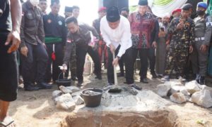 Gubernur Sumatera Selatan, Herman Deru Saat Meletakan batu pertama pembangunan Gedung Sholawat Nariyah bertempat di  Desa Air Asam Kecamatan Lubai Kabupaten Muara Enim, pada Hari Minggu 15 Mei 2022.(Foto: Humas Pemprov Sumsel)