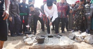 Gubernur Sumatera Selatan, Herman Deru Saat Meletakan batu pertama pembangunan Gedung Sholawat Nariyah bertempat di  Desa Air Asam Kecamatan Lubai Kabupaten Muara Enim, pada Hari Minggu 15 Mei 2022.(Foto: Humas Pemprov Sumsel)