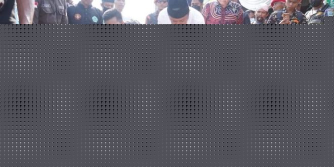 Gubernur Sumatera Selatan, Herman Deru Saat Meletakan batu pertama pembangunan Gedung Sholawat Nariyah bertempat di  Desa Air Asam Kecamatan Lubai Kabupaten Muara Enim, pada Hari Minggu 15 Mei 2022.(Foto: Humas Pemprov Sumsel)