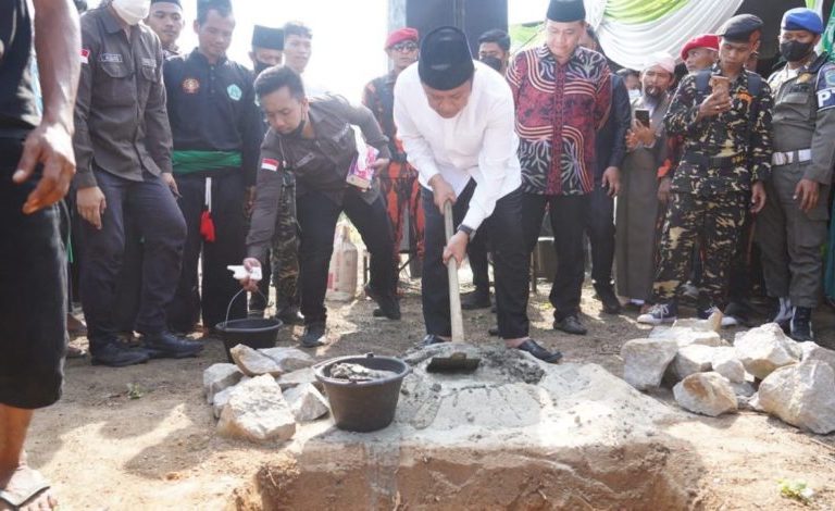 Gubernur Sumatera Selatan, Herman Deru Saat Meletakan batu pertama pembangunan Gedung Sholawat Nariyah bertempat di  Desa Air Asam Kecamatan Lubai Kabupaten Muara Enim, pada Hari Minggu 15 Mei 2022.(Foto: Humas Pemprov Sumsel)