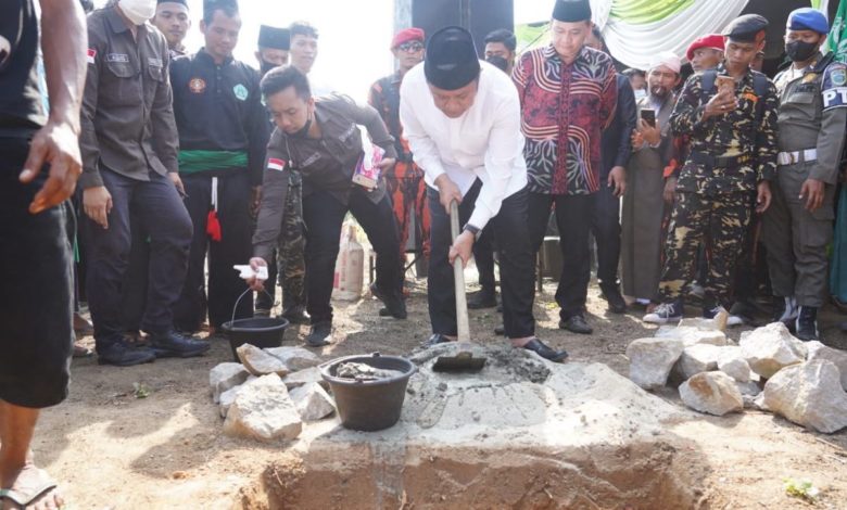 Gubernur Sumatera Selatan, Herman Deru Saat Meletakan batu pertama pembangunan Gedung Sholawat Nariyah bertempat di  Desa Air Asam Kecamatan Lubai Kabupaten Muara Enim, pada Hari Minggu 15 Mei 2022.(Foto: Humas Pemprov Sumsel)