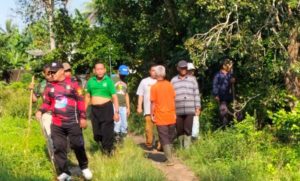 Warga Kelurahan Cambai Kota Prabumulih Gotong Royong Mencari Ular Piton. (foto : SMSI Prabumulih)