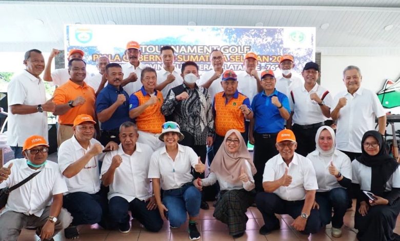 Gubernur Sumsel, Herman Deru saat menggelar tournament golf piala Gubernur yang berlangsung di lapangan golf Kenten Palembang, pada Hari Minggu 22 Mei 2022. (Foto:Humas Pemprov Sumsel)