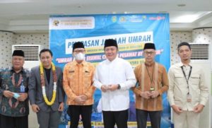 Gubernur Sumsel H. Herman Deru melepas keberangkatan sebanyak 435 Jemaah Umrah Akbar dari PT. Southerm of Sumatera Holiday Angkasa Wisata, melalui bandara Sultan Mahmud Badaruddin (SMB) 2 Palembang,pada Hari Kamis 26 Mei 2022. (Foto: Humas Pemprov Sumsel)