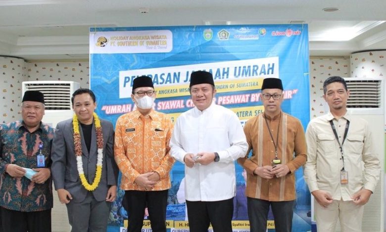 Gubernur Sumsel H. Herman Deru melepas keberangkatan sebanyak 435 Jemaah Umrah Akbar dari PT. Southerm of Sumatera Holiday Angkasa Wisata, melalui bandara Sultan Mahmud Badaruddin (SMB) 2 Palembang,pada Hari Kamis 26 Mei 2022. (Foto: Humas Pemprov Sumsel)
