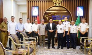 Gubernur Sumsel Herman Deru saat menerima audiensi Kepala Balai Pengelola Light Rail Transit (LRT), pada hari Senin 30 Mei 2022. (Foto: Humas Pemprov Sumsel)