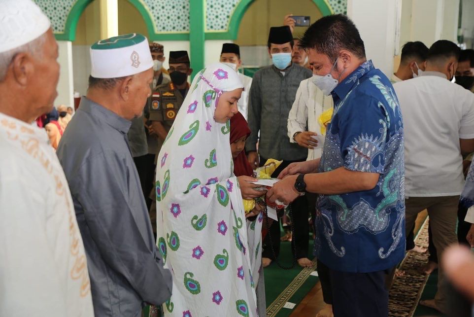 Gubernur Sumsel, Herman Deru, memberikan bantuan kepada masyarakat (foto : Humas Pemprov Sumsel)