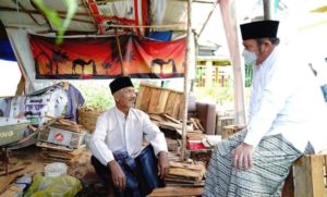Gubernur Sumsel, Herman Deru, berbincang dengan Sazili, Pelaku Usaha Pembuatan Kotak Telur. (foto : Humas Pemprov Sumsel)
