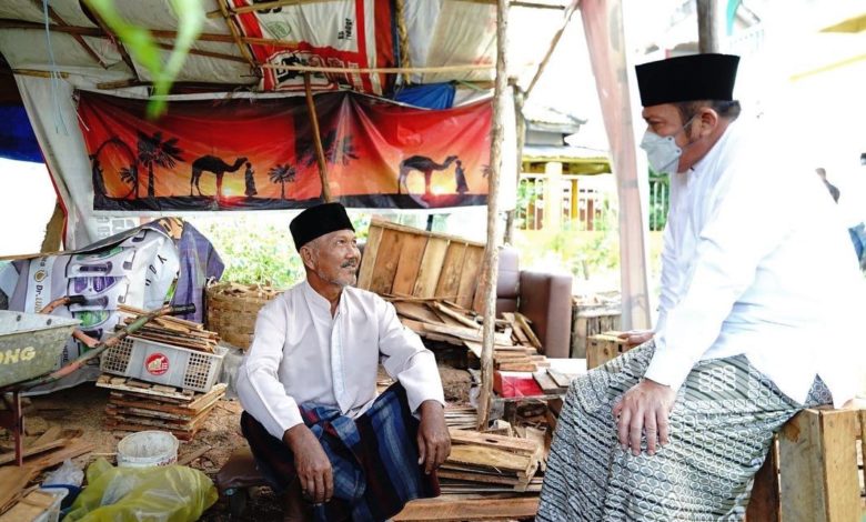 Gubernur Sumsel, Herman Deru, berbincang dengan Sazili, Pelaku Usaha Pembuatan Kotak Telur. (foto : Humas Pemprov Sumsel)