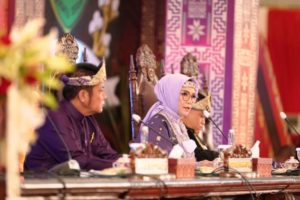 Ketua DPRD Sumsel dan Gubernur Sumsel saat Rapat Paripurna Istimewa HUT Sumsel ke 76. (foto : Humas DPRD Sumsel)