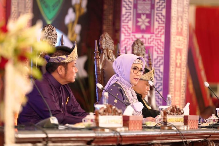 Ketua DPRD Sumsel dan Gubernur Sumsel saat Rapat Paripurna Istimewa HUT Sumsel ke 76. (foto : Humas DPRD Sumsel)