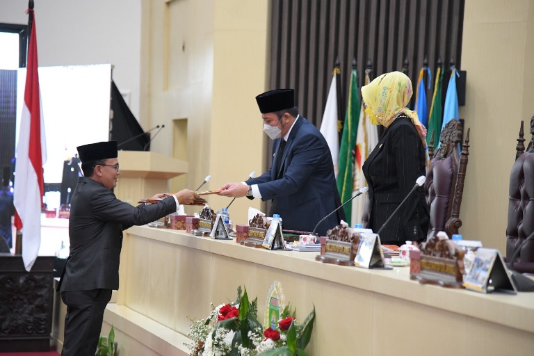 Tim Pelapor Menyerahkan Rekomendasi-Rekomendasi Terkait LKPJ Gubernur Sumsel (foto : Humas DPRD Sumsel)