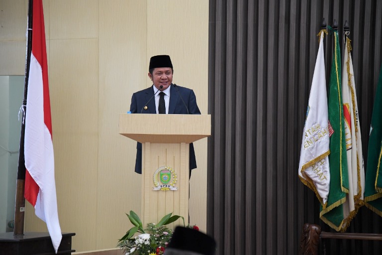 Gubernur Sumsel, Herman Deru, memberikan pengantar pada Rapat Paripurna Rekomendasi DPRD Sumsel. (foto : Humas DPRD Sumsel)