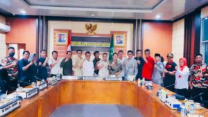 RDP antara masyarakat dengan Anggota DPRD Muba. (foto : Debi Arianto)