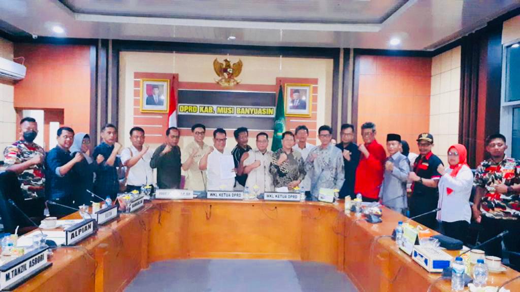 RDP antara masyarakat dengan Anggota DPRD Muba. (foto : Debi Arianto)
