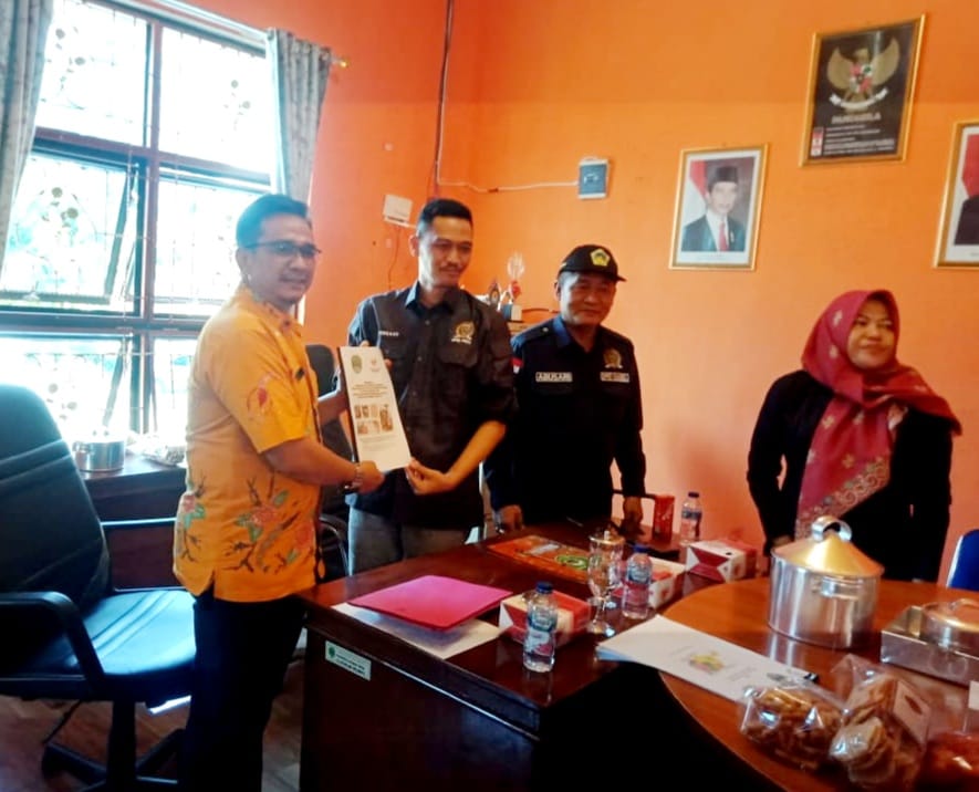 Plt. Kadiskop UMKM PALI, Raden Abdurrohman, bersama Anggota Komisi II DPRD Sumsel. (foto : IST/SMSI Sumsel)