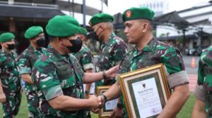 Jenderal Dudung Abdurachman Memberikan Penghargaan Kepada 47 Personil Gabungan TNI dan POLRI. (foto : SMSI Sumsel)