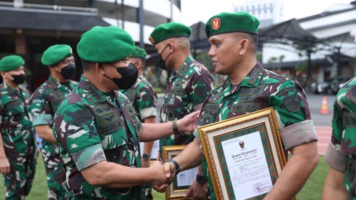 Jenderal Dudung Abdurachman Memberikan Penghargaan Kepada 47 Personil Gabungan TNI dan POLRI. (foto : SMSI Sumsel)