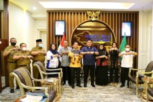 Gubernur Sumsel, Herman Deru, saat menerima audiensi Rektor UTP, Dr. Ir. Hj. Manisah, beserta rombongan, di ruang kerjanya pada hari Senin tanggal 13 Juni 2022. (Foto: Humas Pemprov Sumsel)