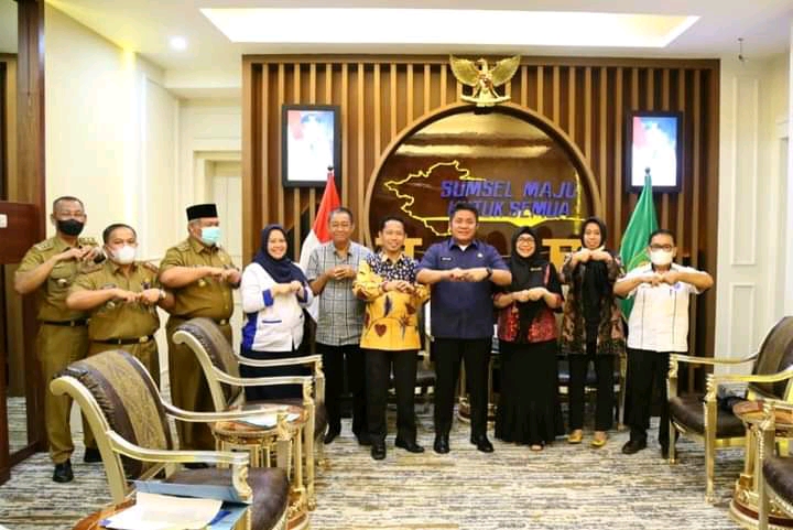 Gubernur Sumsel, Herman Deru, saat menerima audiensi Rektor UTP, Dr. Ir. Hj. Manisah, beserta rombongan, di ruang kerjanya pada hari Senin tanggal 13 Juni 2022. (Foto: Humas Pemprov Sumsel)