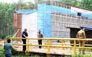 Gubernur Sumsel, Herman Deru, meninjau pembangunan jembatan tol Kapal Betung. (foto : Humas Pemprov Sumsel)