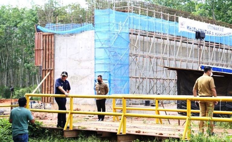 Gubernur Sumsel, Herman Deru, meninjau pembangunan jembatan tol Kapal Betung. (foto : Humas Pemprov Sumsel)