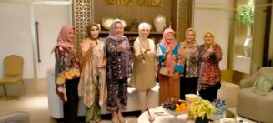 Ketua DPRD Sumsel, Hj. Anita Noeringhati, bersama Srikandi TP Sriwijaya. (foto : Arif Ardiansyah)