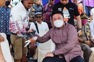 Gubernur Sumsel H Herman Deru secara resmi membuka festival merpati kolongan bebas yang digelar Persatuan Merpati Kolongan Nusantara (PMKN) di Lapak Jakabaring Mandiri Palembang, pada Hari Minggu 26 Juni 2022(Foto: Humas Pemprov Sumsel)