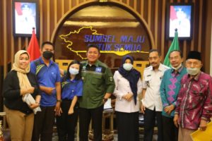 Gubernur Sumsel H Herman Deru sat menerima Ketua Umum Pengurus Daerah Special Olympics Indonesia Sumsel, Mondiyaboni di ruang tamunya, pada Hari Rabu 29 Juni 2022.(Foto: Humas Pemprov Sumsel) 