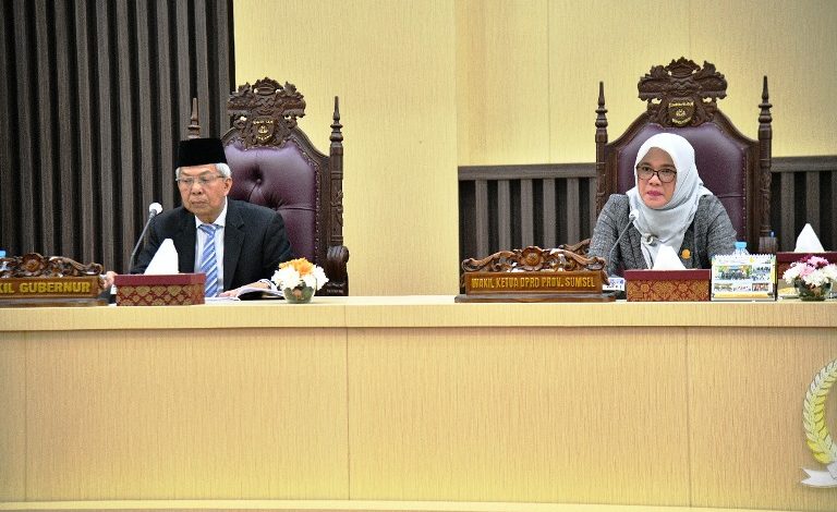 Wakil Ketua DPRD Sumsel, Kartika Sandra Desi, bersama Wakil Gubernur Sumsel, Mawardi Yahya, saat menghadiri Rapat Paripurna LI (51) dengan agenda penyampaian jawaban fraksi terhadap jawaban Gubernur terkait Pertanggungjawaban APBD Tahun 2021. (foto : Humas DPRD Sumsel)
