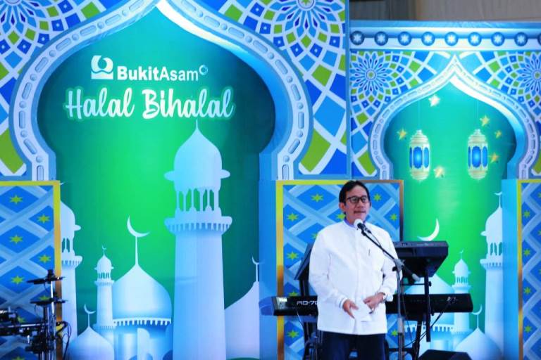 Direktur Utama PTBA, Arsal Ismail, memberikan sambutaan pada acara Halal Bihalal tanggal 10 Juni 2022. (foto : SMSI Sumsel)