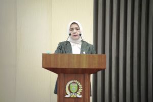 Anggota DPRD Sumsel sedang menyampaikan pandangan umum terkait Raperda tentang Pertanggungjawaban Gubernur Sumsel mengenai APBD Tahun 2021. (foto : Humas DPRD Sumsel)