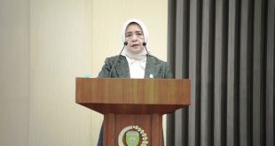 Anggota DPRD Sumsel sedang menyampaikan pandangan umum terkait Raperda tentang Pertanggungjawaban Gubernur Sumsel mengenai APBD Tahun 2021. (foto : Humas DPRD Sumsel)