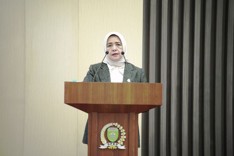 Anggota DPRD Sumsel sedang menyampaikan pandangan umum terkait Raperda tentang Pertanggungjawaban Gubernur Sumsel mengenai APBD Tahun 2021. (foto : Humas DPRD Sumsel)