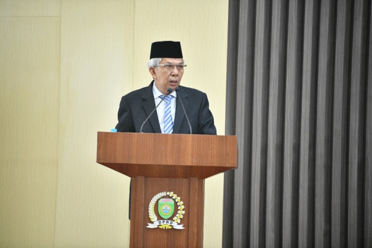 Waki Gubernur Sumsel, Mawardi Yahya, membacakan jawaban Gubernur Sumsel, Herman Deru, terkait Pandangan Umum Fraksi DPRD Sumsel mengenai Pertanggungjawaban APBD Tahun Anggaran 2021. (foto : Humas DPRD Sumsel)