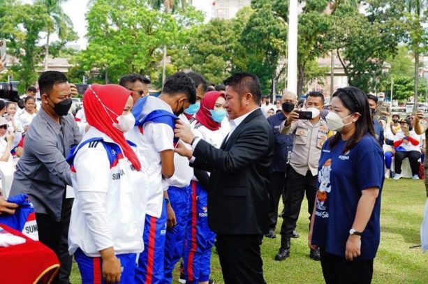 Gubernur Sumsel H Herman Deru Saat Pelepasan atlet Fornas Sumsel ini dilakukan di halaman Kantor Gubernur  Sumsel, Kamis 30 Juni 2022.(Foto:Humas Pemprov Sumsel)