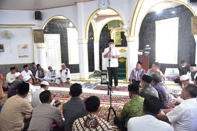 Gubernur Sumsel, Herman Deru, di Masjid Al Iman Kelurahan Gandus. (foto : Humas Pemprov Sumsel)