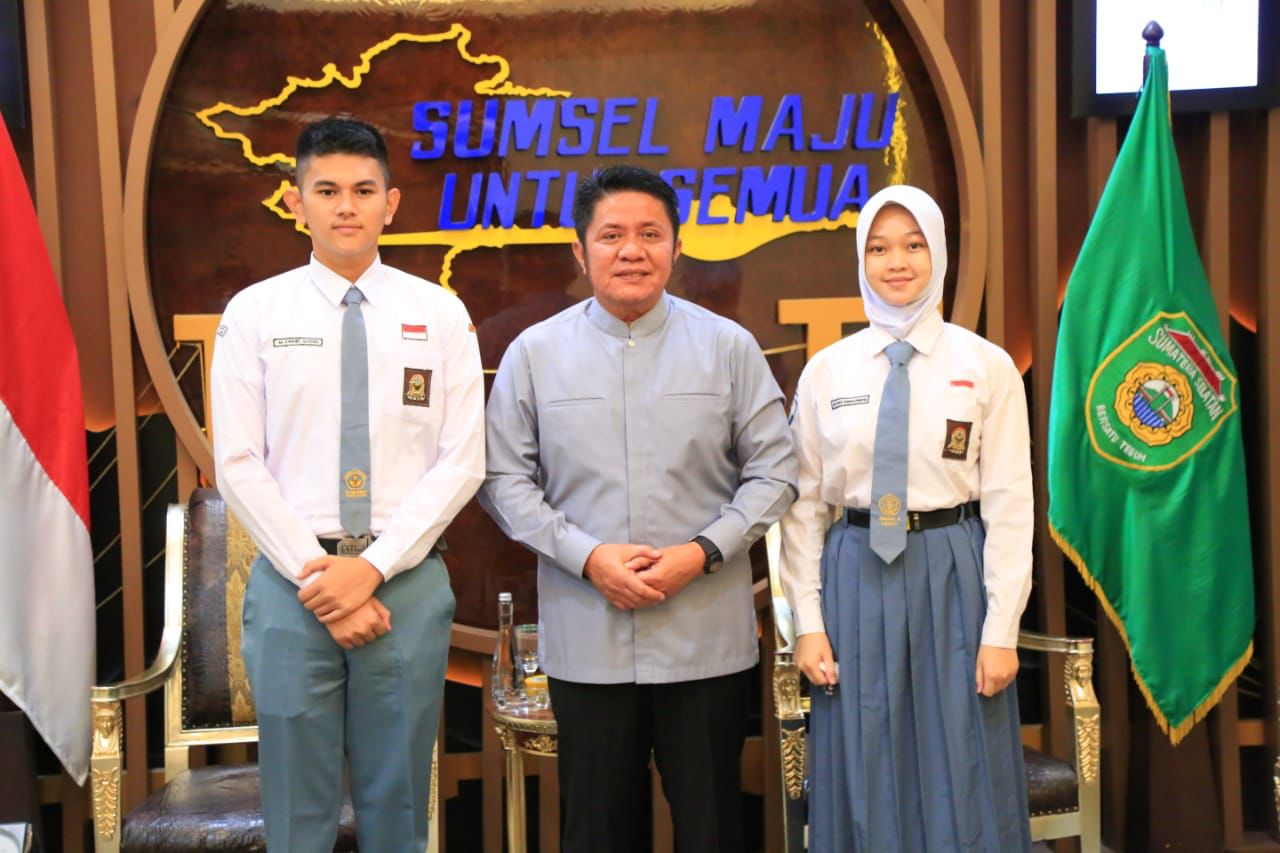 Gubernur Sumsel H Herman Deru saat menerima audiensi M. Carlos Aldionsi dan Aisyah Ramadhani yang terpilih mewakili Sumsel pada upacara HUT RI di Istana Negara Jakarta 17 Agungtus 2022.