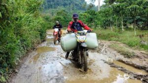Masyarakat yang berada di Kecamatan Kisam Tinggi berusaha melalui jalan yang rusak. (foto : SMSI Sumsel/Ayik Sumsel)