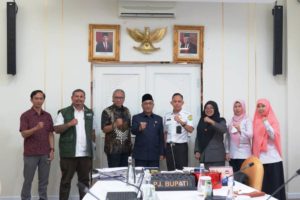 Pj. Bupati Muba, H. Apriyadi, saat menerima jajaran PT. Muba Energi Maju Berjaya di Ruang Audiensi Bupati, pada hari Rabu tanggal 20 Juli 2022. (foto : Humas Pemkab Muba)