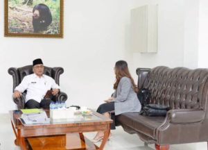 Pj. Bupati Kabupaten Muba, H. Apriyadi, bersama Monica Riza dalam kesempatan wawancara Kompas.com dengan tagline Jernih Melihat Dunia di Guest House Griya Bumi Serasan Sekate pada hari Rabu tanggal 3 Agustus 2022. (foto : Akun Facebook Pemkab Muba)