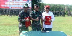 Danrem 044/Garuda Dempo bersama Wakil Bupati Kabupaten Banyuasin, H. Slamet Somosentono, saat penutupan Program Tentara Manunggal Masuk Desa (TMMD) ke 144 tahun 2022 di Lapangan SD Negeri 36 Desa Sungai Naik Kecamatan Rantau Bayur. (foto : SMSI Sumsel)