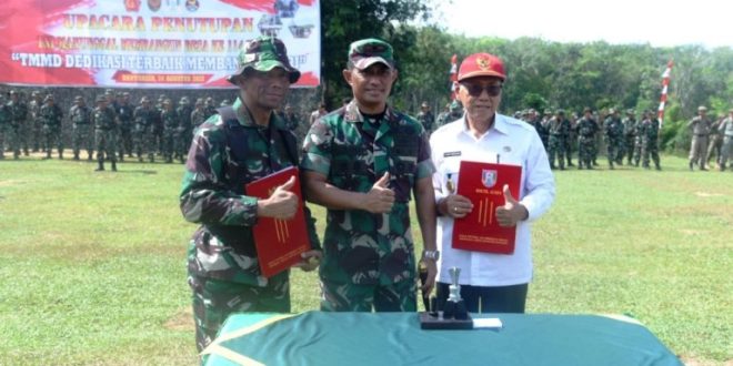 Danrem 044/Garuda Dempo bersama Wakil Bupati Kabupaten Banyuasin, H. Slamet Somosentono, saat penutupan Program Tentara Manunggal Masuk Desa (TMMD) ke 144 tahun 2022 di Lapangan SD Negeri 36 Desa Sungai Naik Kecamatan Rantau Bayur. (foto : SMSI Sumsel)