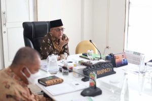 Pj. Bupati Muba, Drs. Apriyadi, M.Si., mengikuti Rapat Koordinasi Nasional (Rakornas) Pengendalian Inflasi Tahun 2022 secara virtual bertempat Ruang Rapat Bupati pada Kamis tanggal 18 Agustus 2022. (foto : Akun Facebook Pemkab Muba)