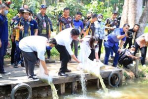 Gubernur Sumsel, Herman Deru, melakukan penebaran benih ikan pada acara Lomba Memancing dengan tema Gabus Metropolitan Casting Tournamen 2022 yang diselenggarakan oleh Anggler Sumsel Fishing Club (ASFC) di Taman Wisata Alam Punti Kayu, Palembang, pada hari Minggu tanggal 7 Agustus 2022. (foto : Humas Pemprov Sumsel)