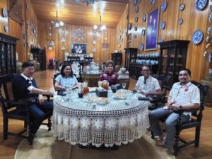 Hj. Lucianty, Ketua Pimpinan Daerah Partai Kebangkitan Nusantara Provinsi Sumatera Selatan, bersama Maya Rumantir, Penyanyi Pop Era 1980. (foto : Edi T)
