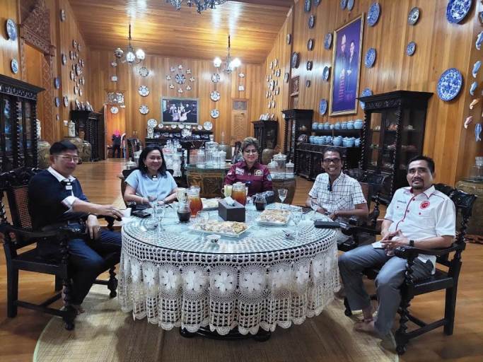 Hj. Lucianty, Ketua Pimpinan Daerah Partai Kebangkitan Nusantara Provinsi Sumatera Selatan, bersama Maya Rumantir, Penyanyi Pop Era 1980. (foto : Edi T)